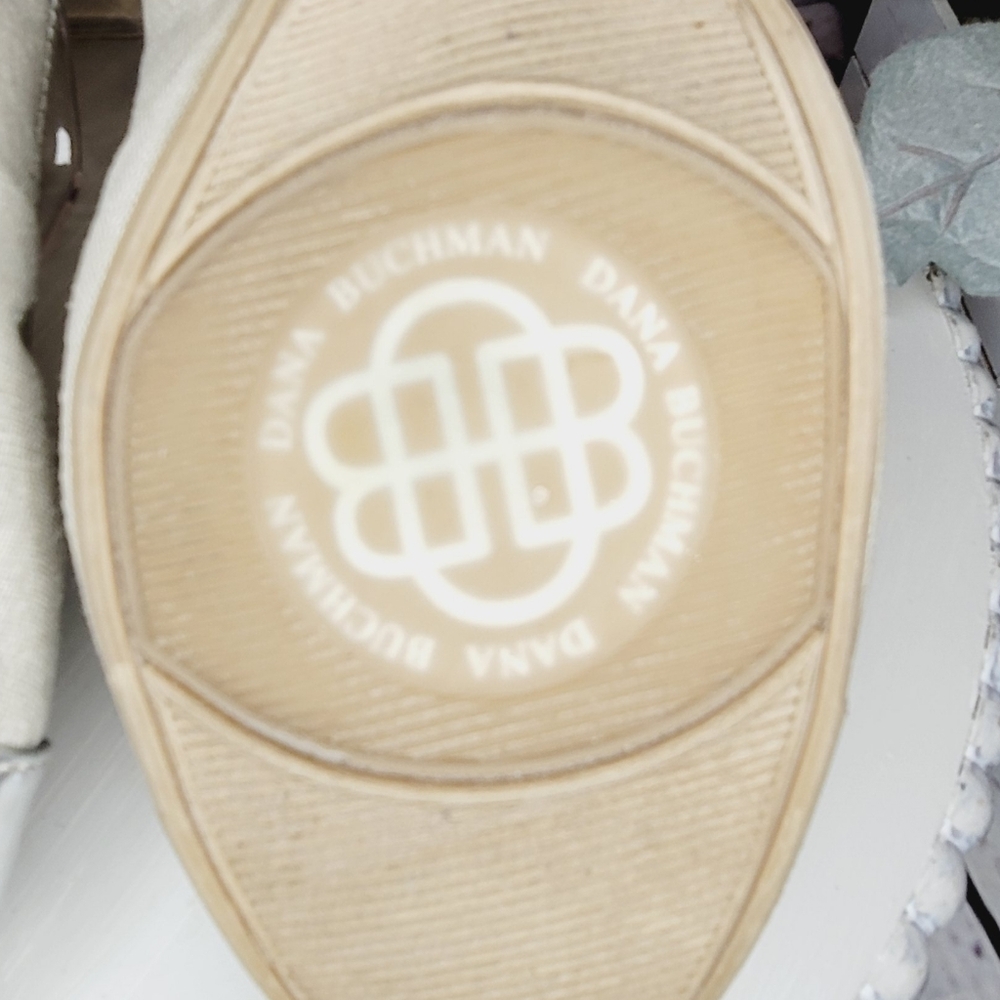 Dana Buchman DB Darby Silver  Tan/Cream Fabric Silver Capped Toe Shoe Size 8.5M - Picture 7 of 11